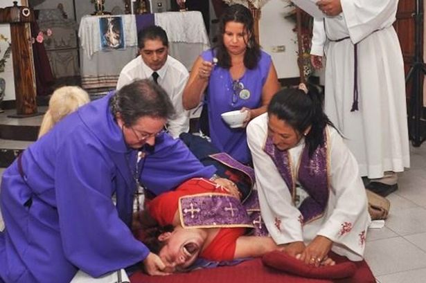 Imagine surprinsa in timpul ritualului de exorcizare