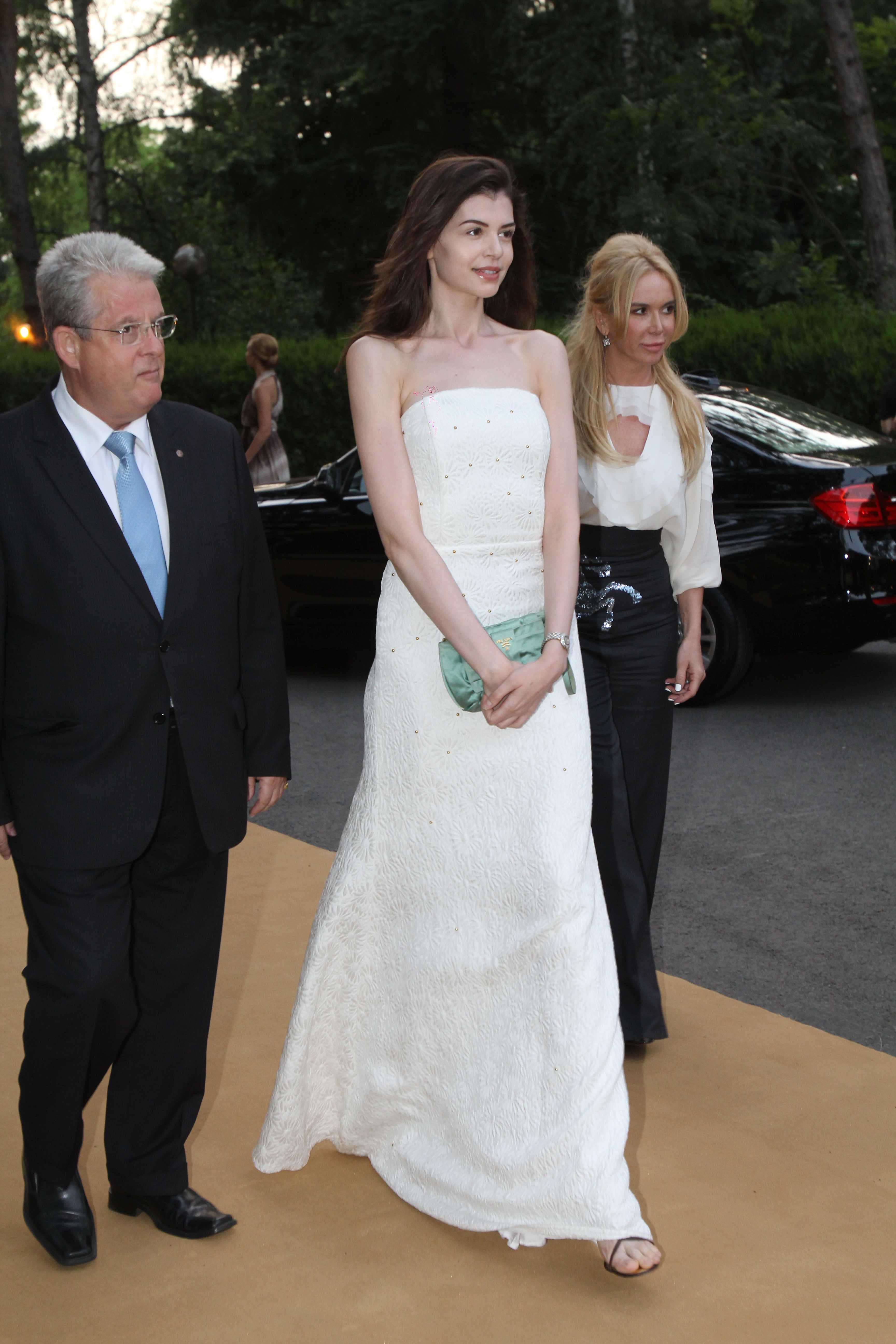 Moni a iesit in tara la cateva evenimente