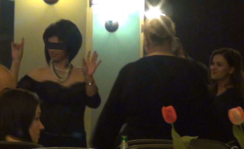 Nici manelele n-au lasat-o rece