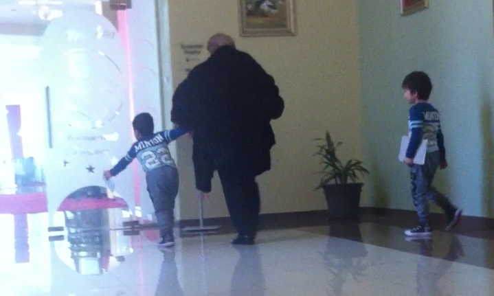 Copiii n-au prea vrut sa stea cu bunica lor