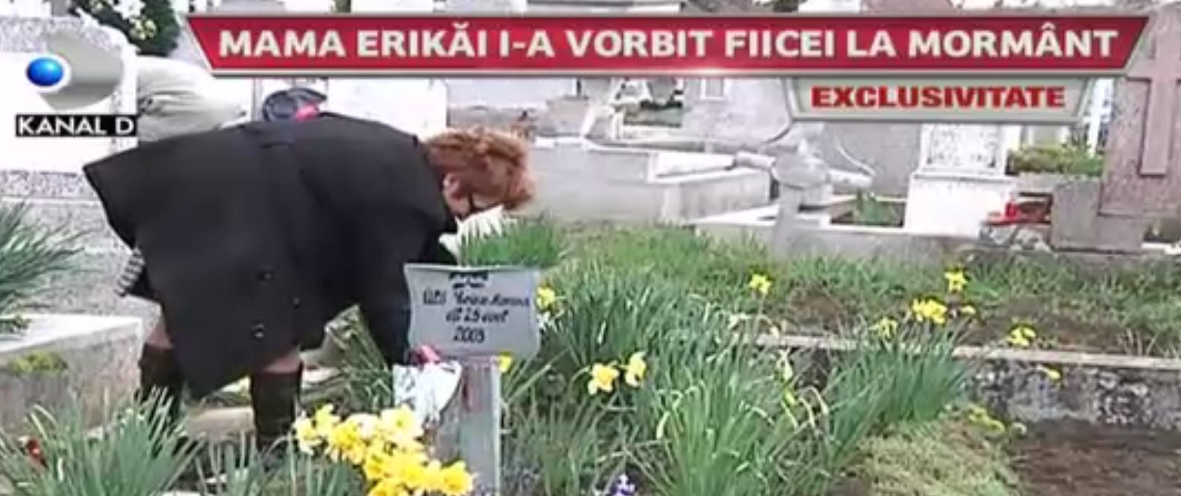 Mama Erikai a plans la mormantul fiicei sale