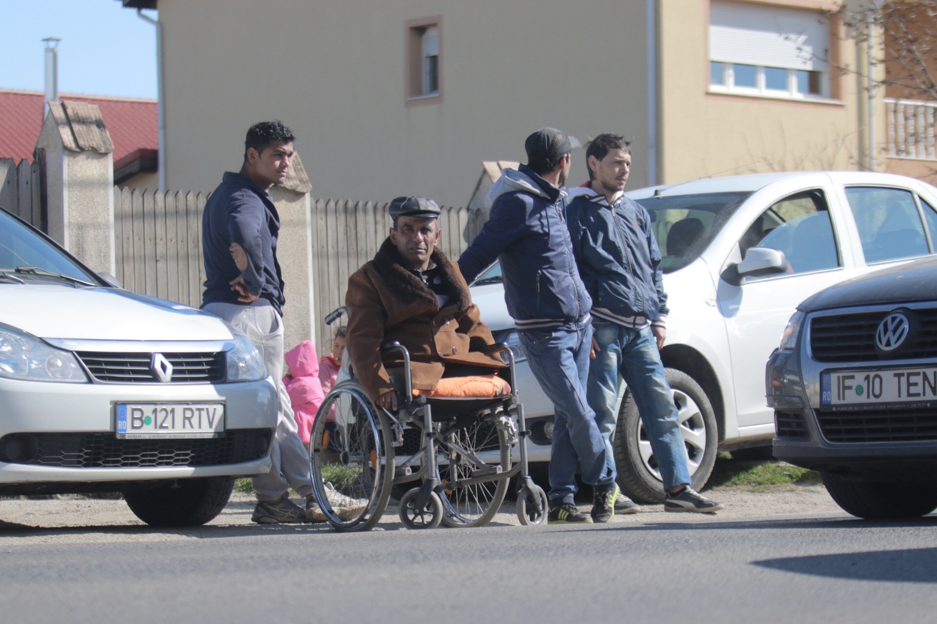 Oamenii nevoiasi s-au strans in fata casei lui Becali