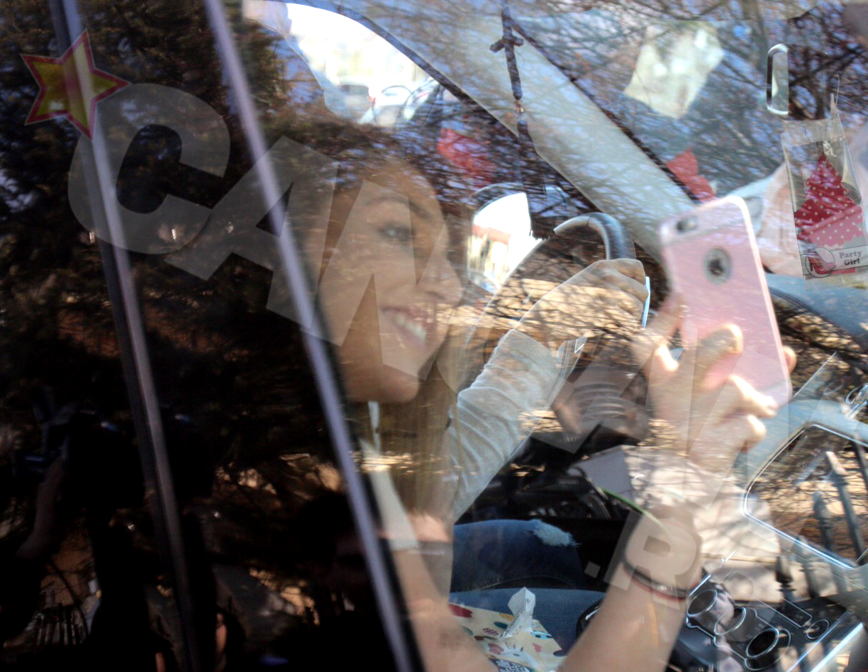 Fata lui Gigi le-a facut poza fotografilor