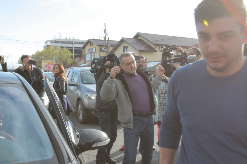 Gigi s-a incurcat in fierele microfoanelor