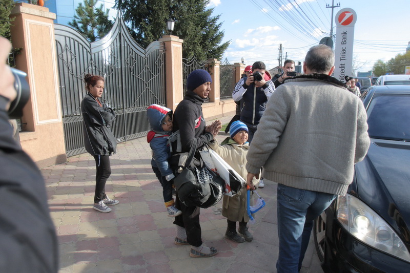 Gigi nu a fost interesat de doleantele nevoiasilor stransi in fata casei sale