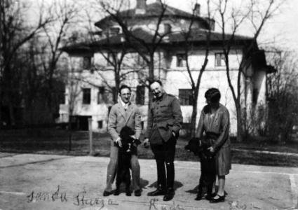 Sandu Sturza (stanga), col. Miclescu si sotia sa, Elsa, pe terenul de tenis din spatele conacului