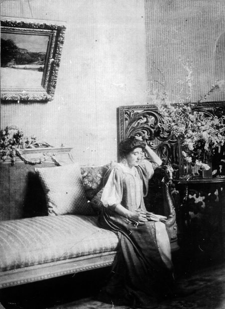 Mama col. Miclescu in salonul vilei de pe Kiseleff