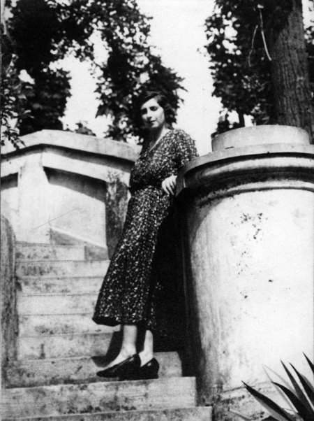 Sotia colonelului, Elsa, pe treptele de la intrare