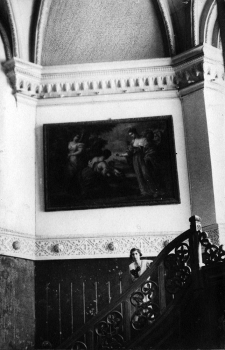 Detaliu, scarile principale cu Elsa in prim plan