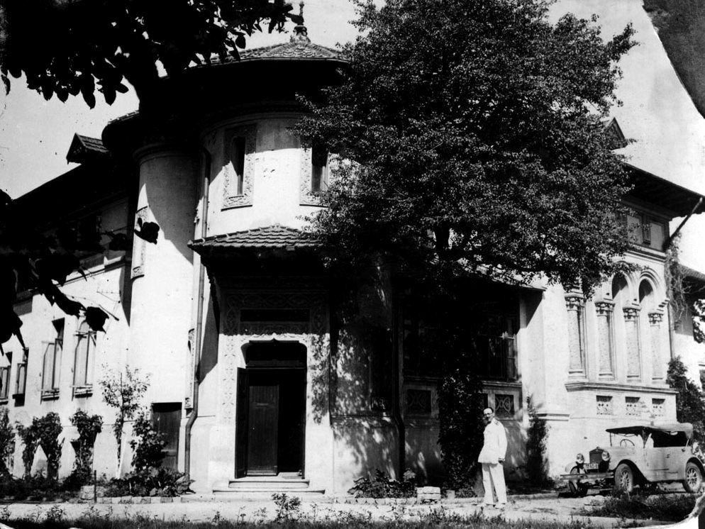 Col Miclescu, in fata casei, langa un Citroen despre care se spune ca l-a condus pana la Paris si inapoi