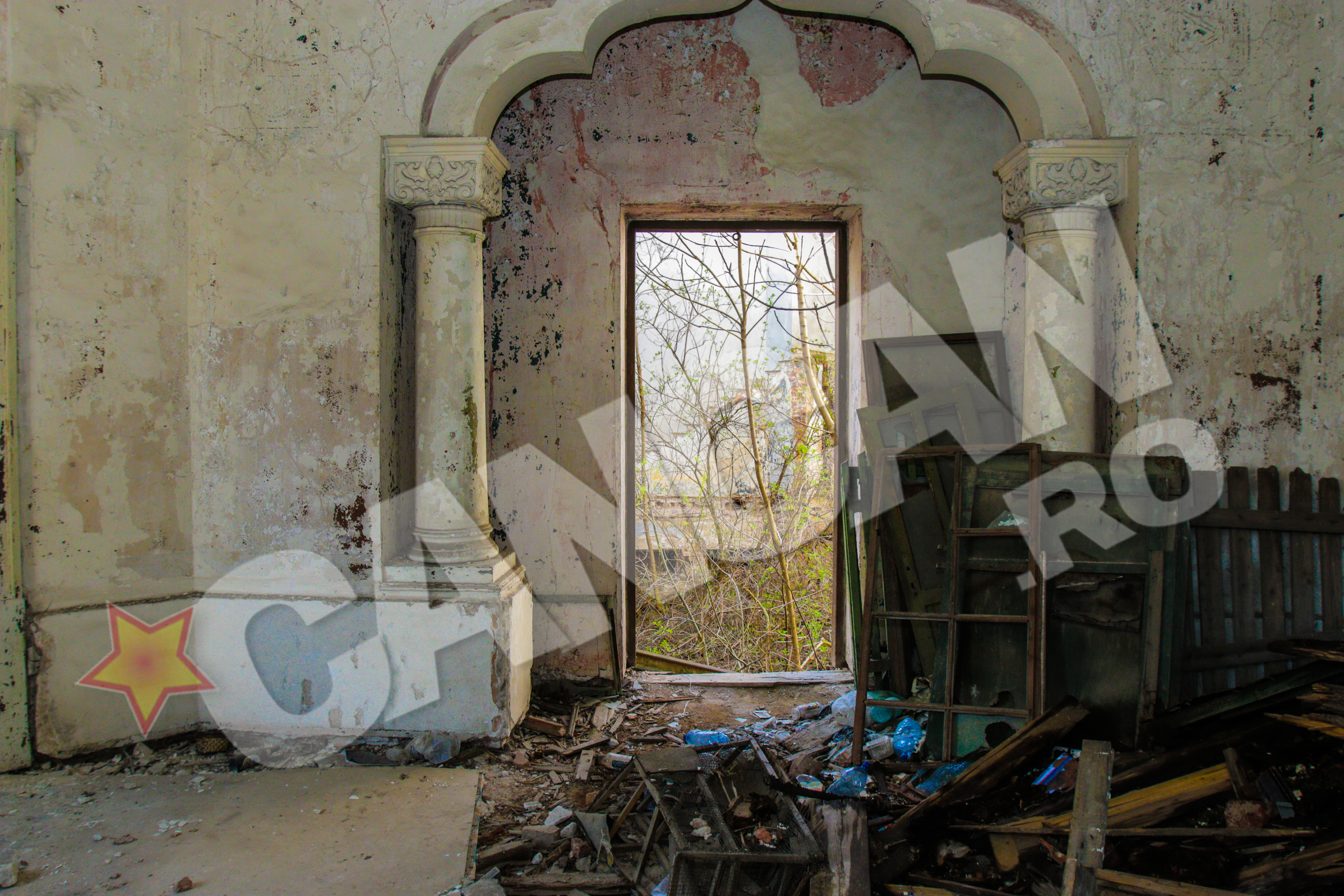 Arcada din vestibul incadreaza un peisaj apocaliptic