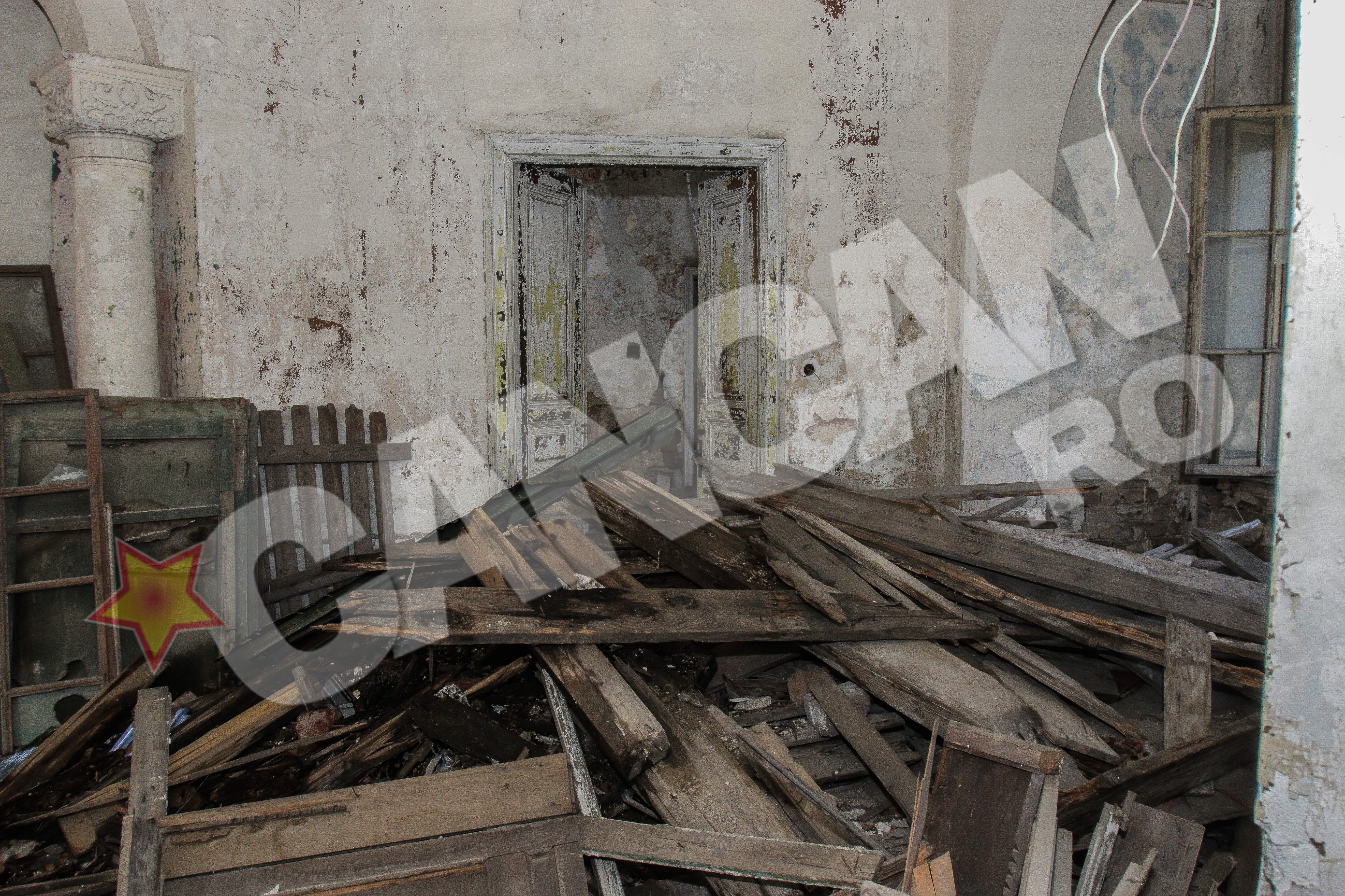 Mobilierul din lemn masiv si grinzile de lemn putrezesc in mijlocul casei