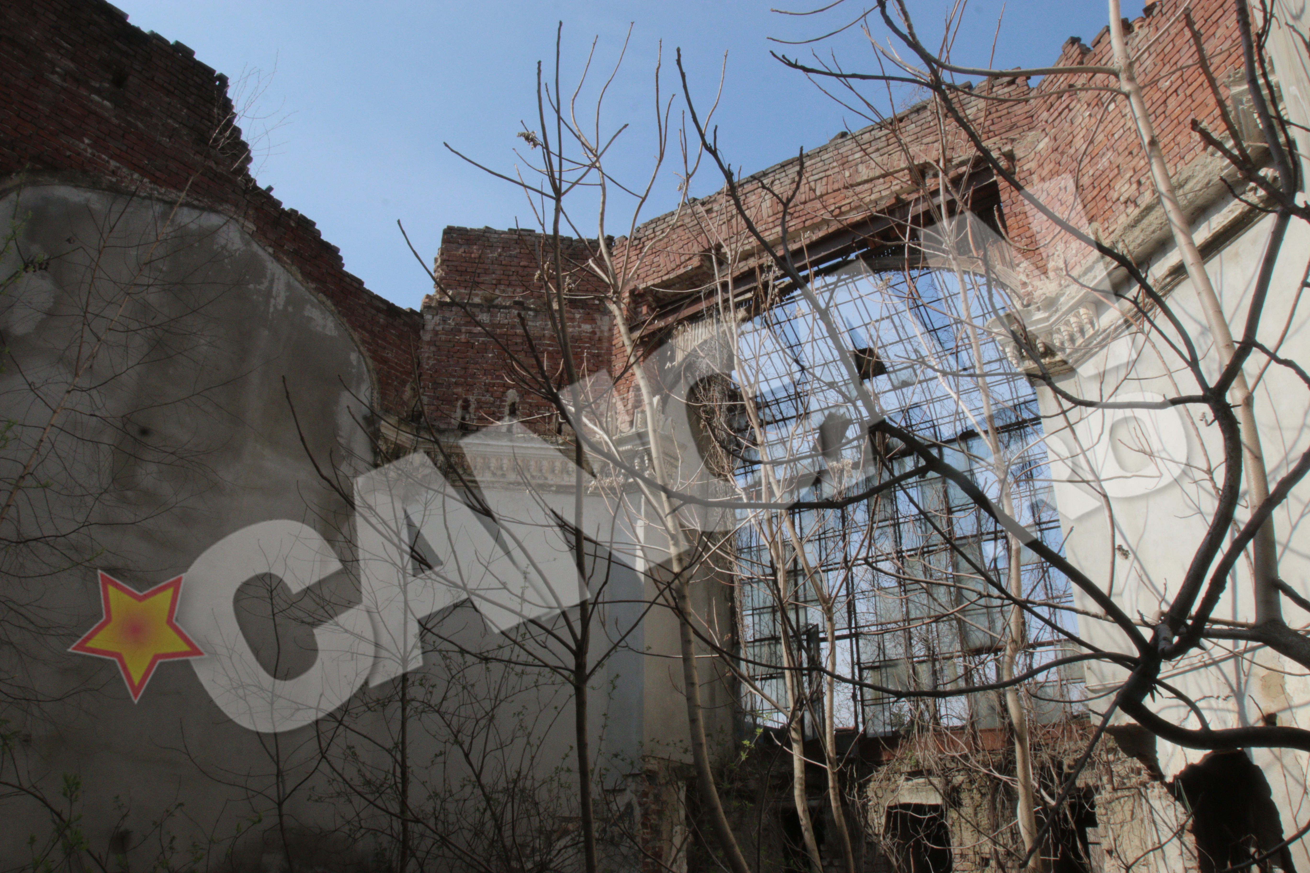 Iluminatorul poarta amprenta distrugerii progresive