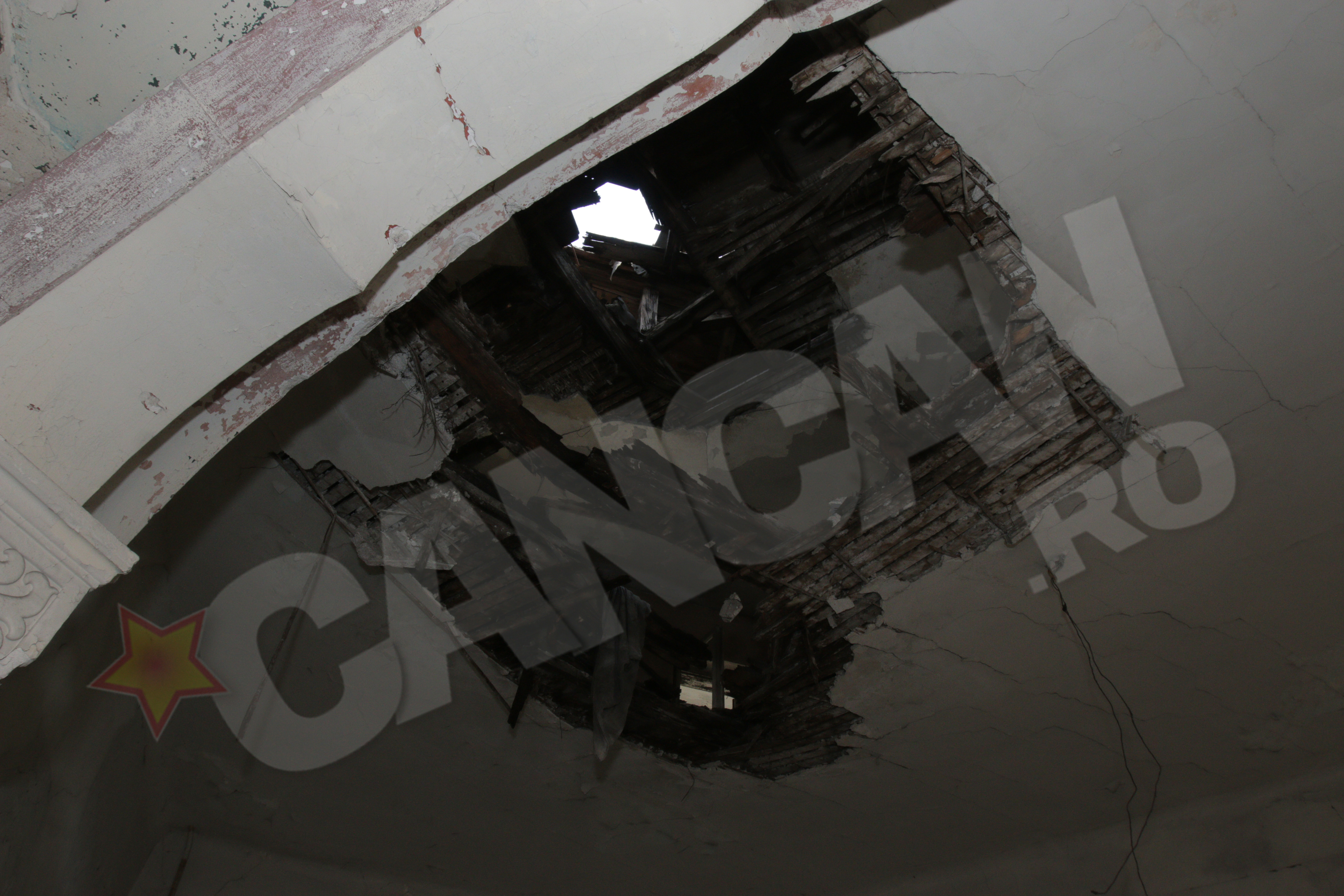 Din parterul casei se poate vedea cerul