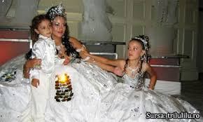 Stefania Stoian impreuna cu cei doi copii ai ei