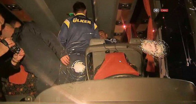Asa arata autocarul echipei Fenerbahce dupa atacul fanilor lui Trabzon