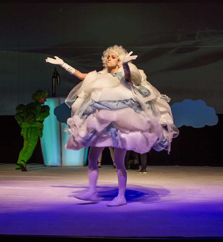 Dana Rogoz joaca intr-o piesa de teatru