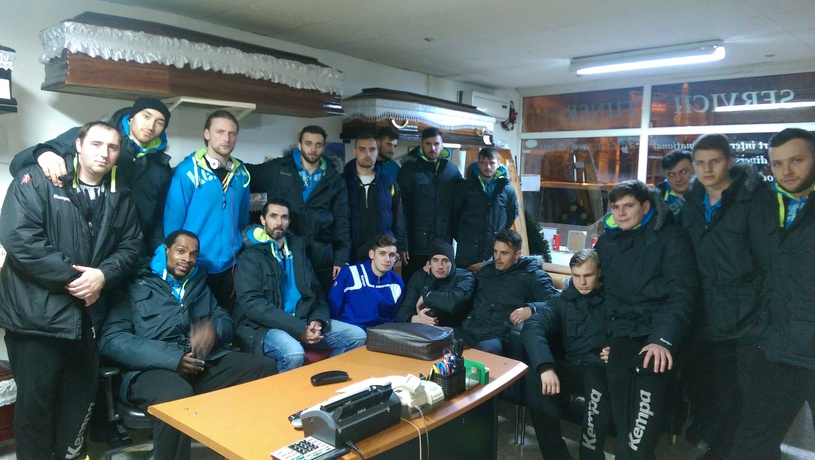 Dupa ce au iesit de la sala, handbalistii au mers la pompe funebre