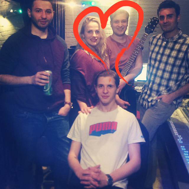 Elena, alaturi de iubitul ei si restul formatiei