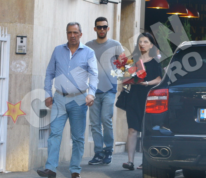 Costa Sponte merge pe strada alaturi de parintii sai