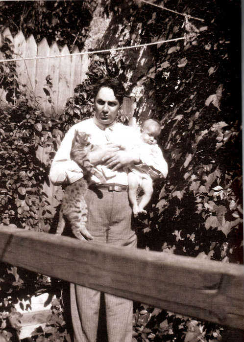 Mircea Vulcanescu cu una dintre fete si cu pisica in curtea