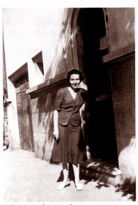Sotia lui Mircea Vulcanescu, in fata casei din Popa Soare, chiar inainte sa fie data afara de comunisti