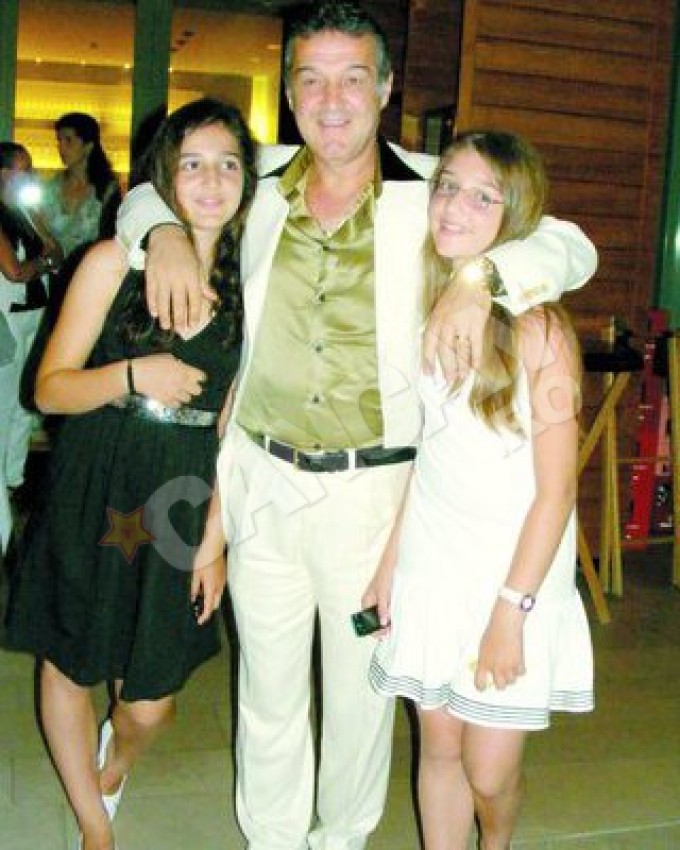 Gigi Becali alaturi de Teodora (stanga) si Alexandra (fiica lui mijlocie)