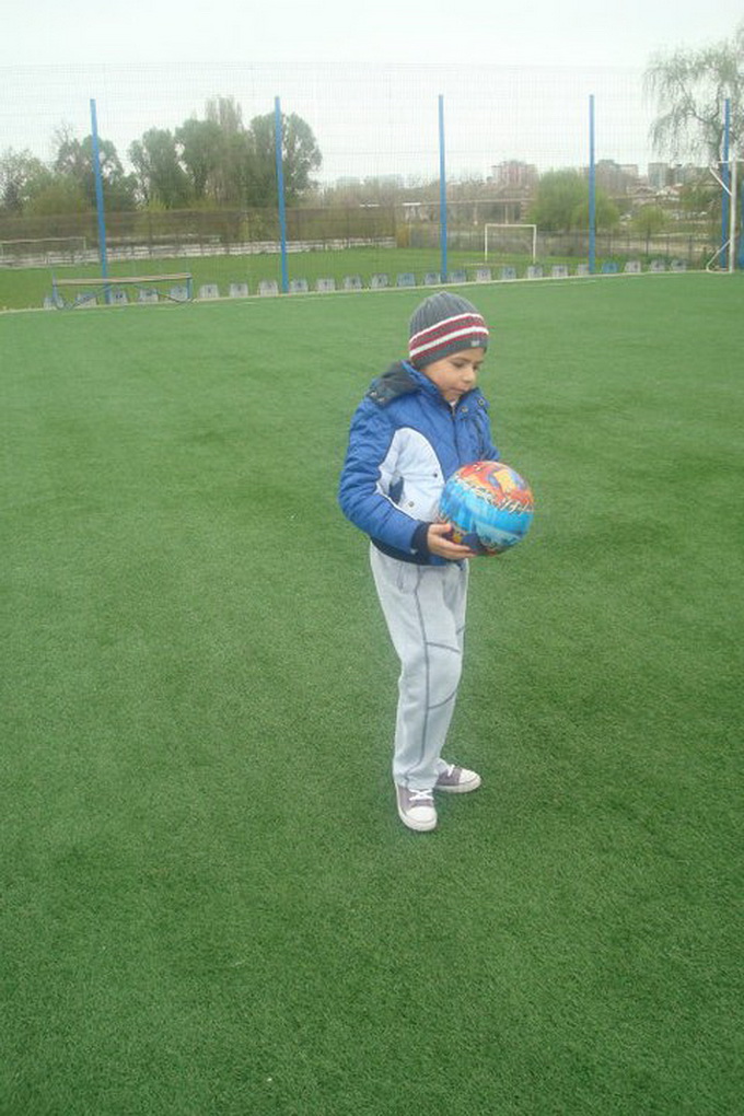 Denis este indragostit de minge