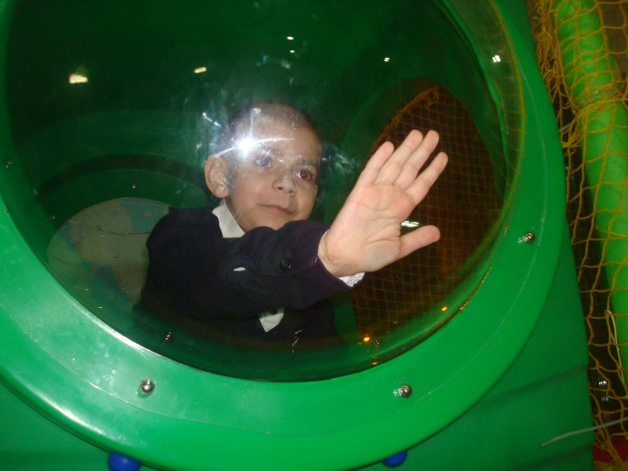 Denis se distreaza la locul de joaca pentru copii