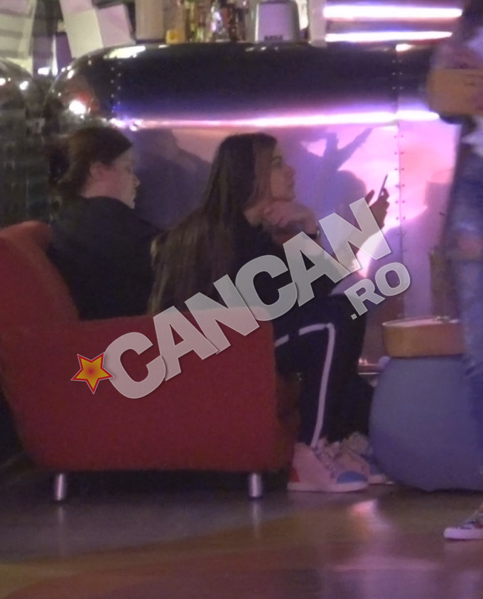 In lipsa iubitului, Betty sta numai pe telefon unde ii scrie mesaje de dragoste