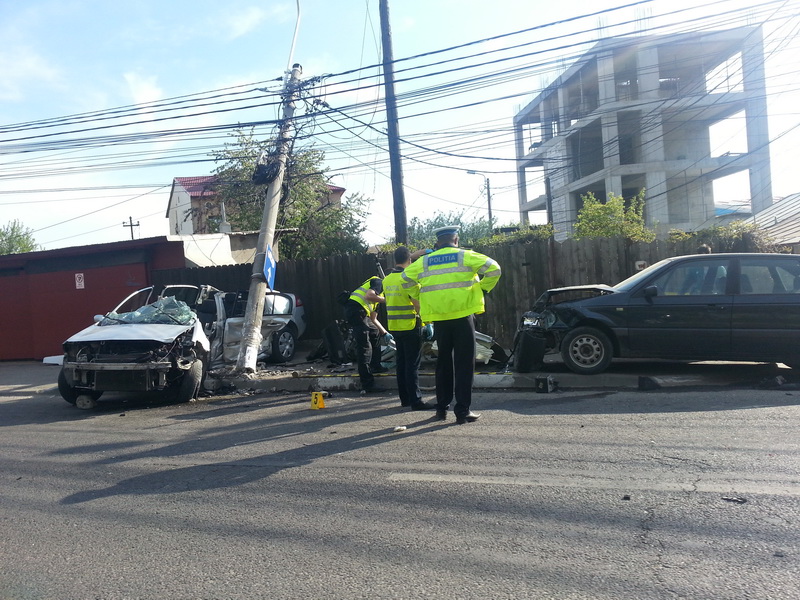Un Renault Megane a facut zob stalpul de beton