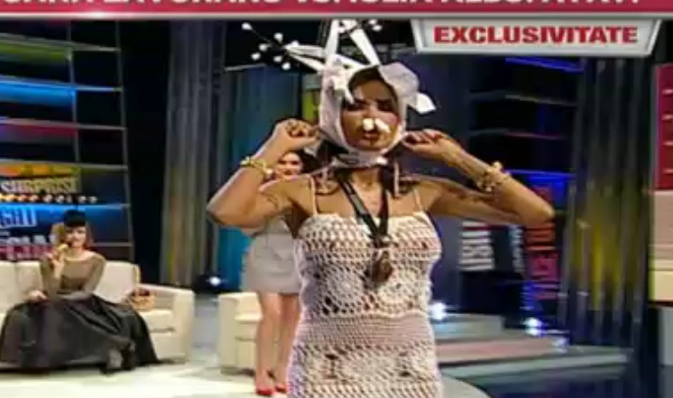 Asa a intrat Oana Zavoranu in platou, imediat dupa ce a sosit Iulia Albu