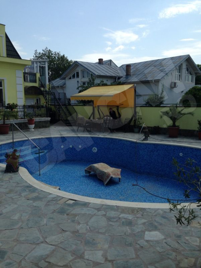 Anul trecut, un covor steta la uscat in piscina casei Marioarei Zavoranu