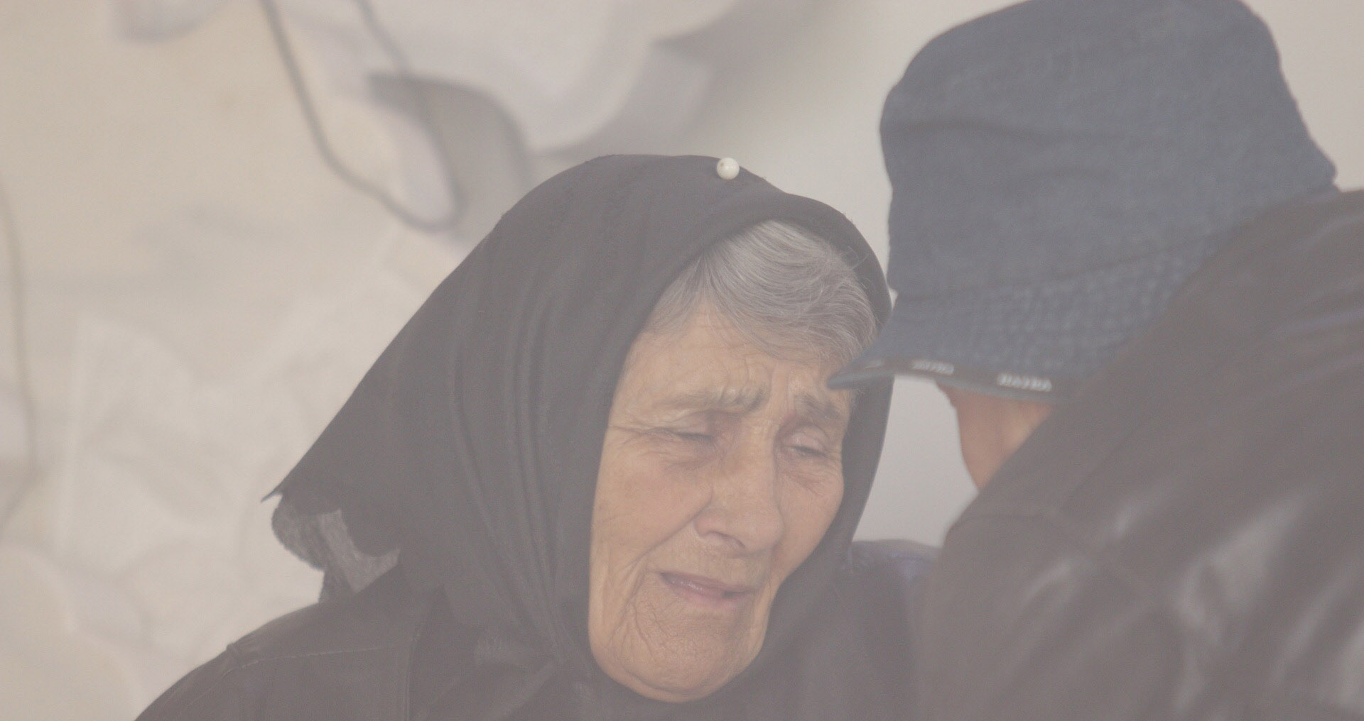 Mama Marioarei nu este lasata sa intre in cimitir