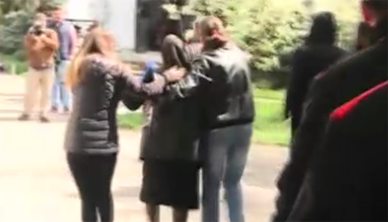 Femeia a fost lasata intr-un final sa intre