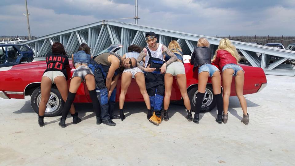 Artistul s-a pozat alaturi de mai multe domnisoare