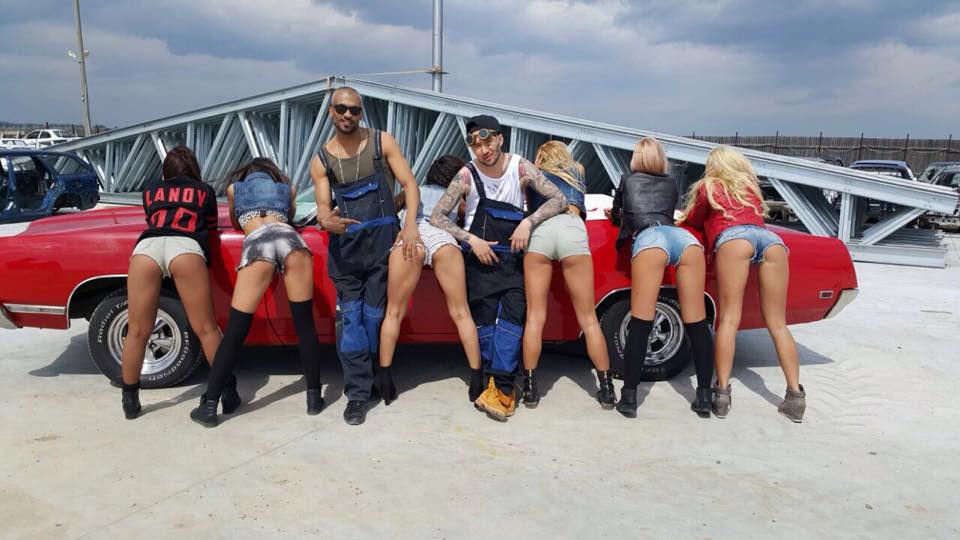 F Charm a ramas fara iubita si profita la maximum