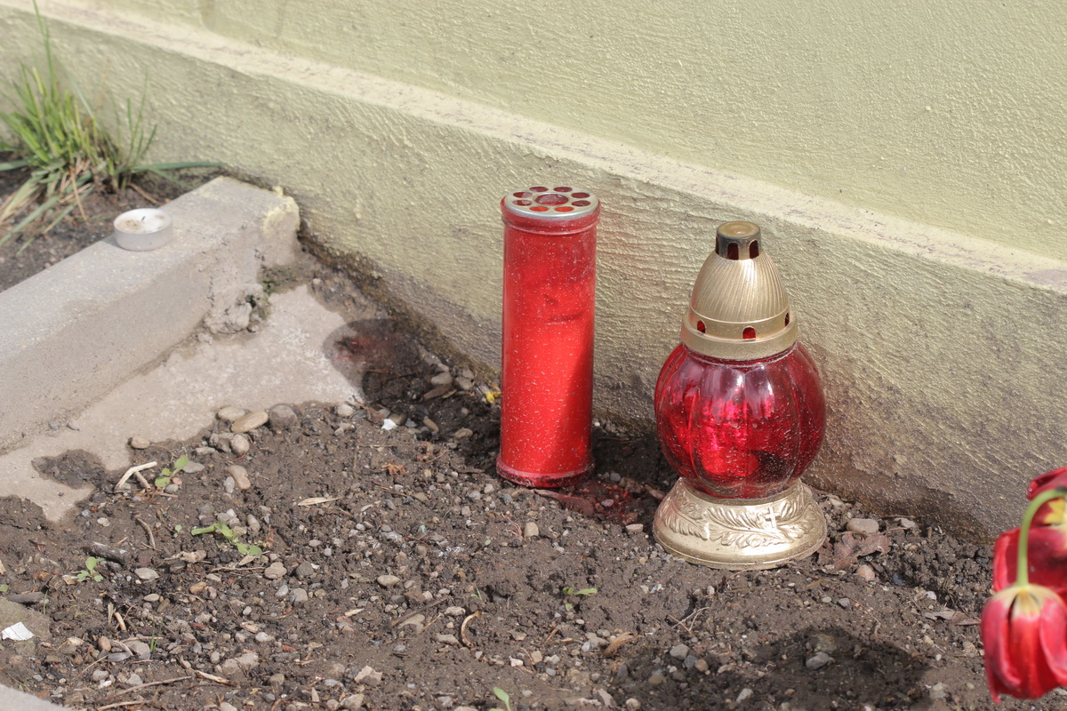 La poarta vilei erau miercuri mai multe lumanari aprinse