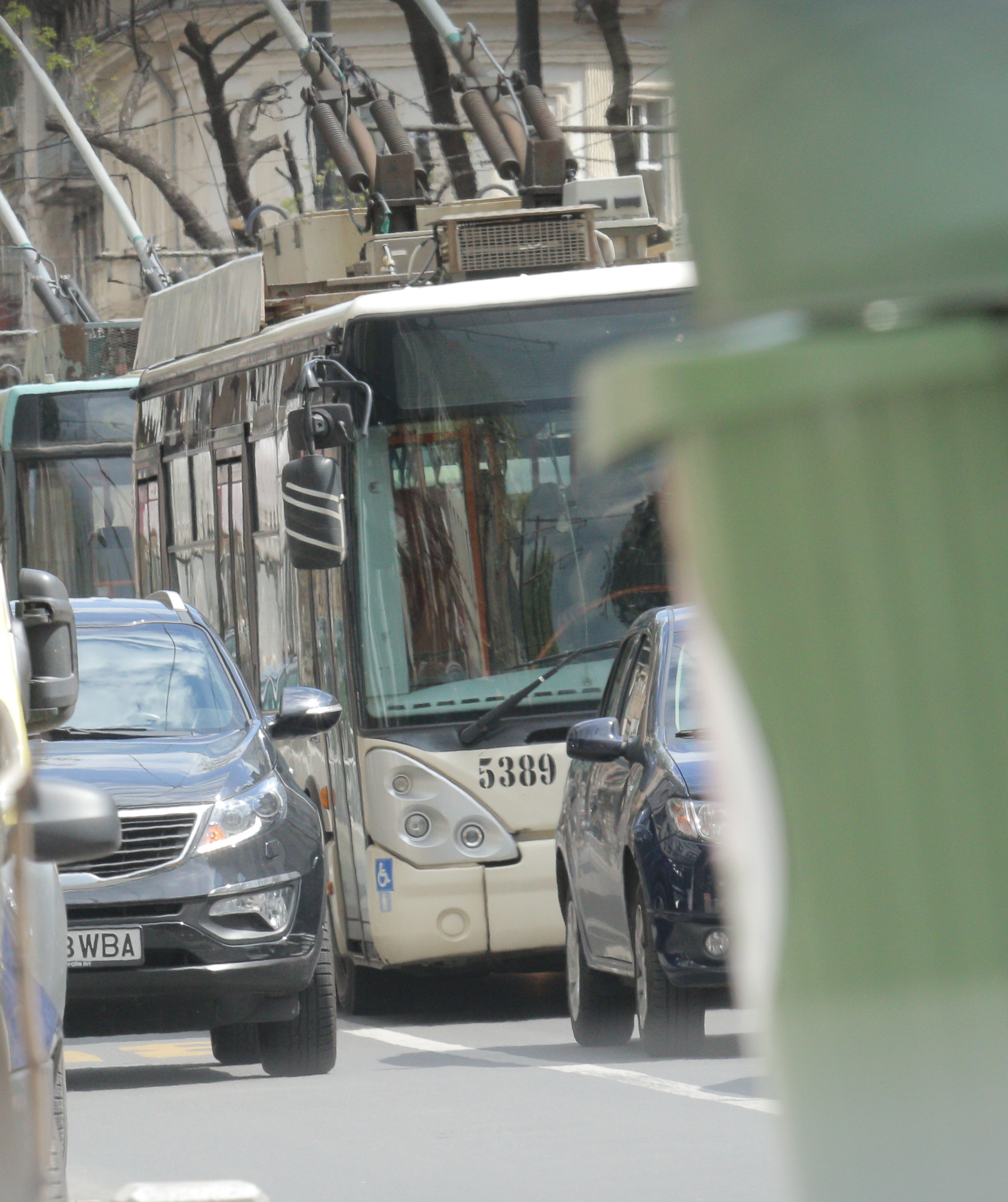 Femeia a blocat cu SUV-ul din dotare banda special facuta pentru autobuze