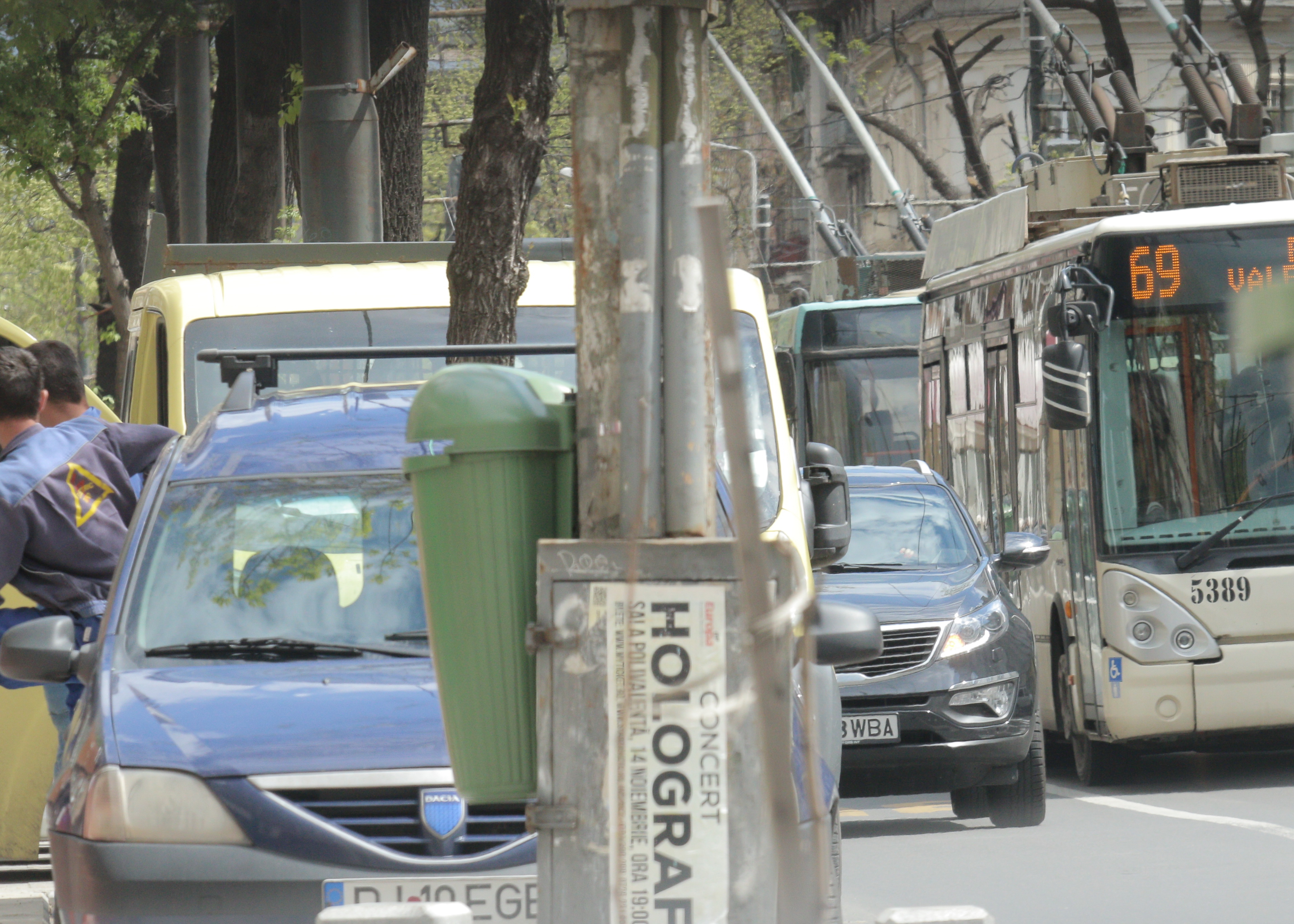 Traficul in zona a fost dat peste cap cat femeia a blocat banda