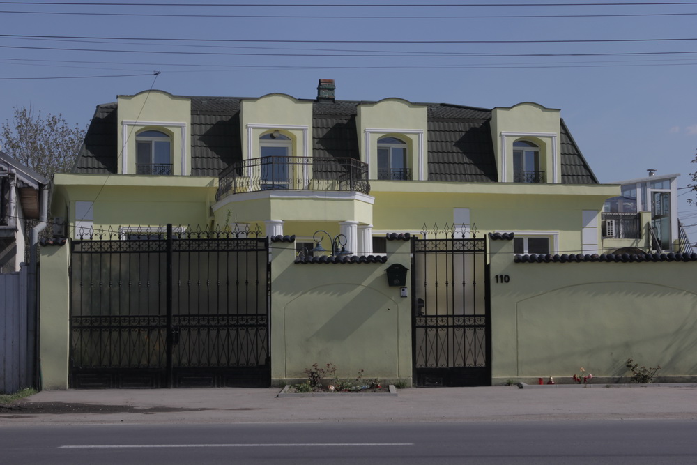 Vecinii ne-au spus ca pe la vila din Afumati a Marioarei nu mai vine acum decat menajera