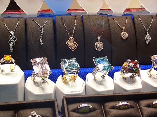 Hotii spargeau magazinele de bijuterii in doar cateva minute