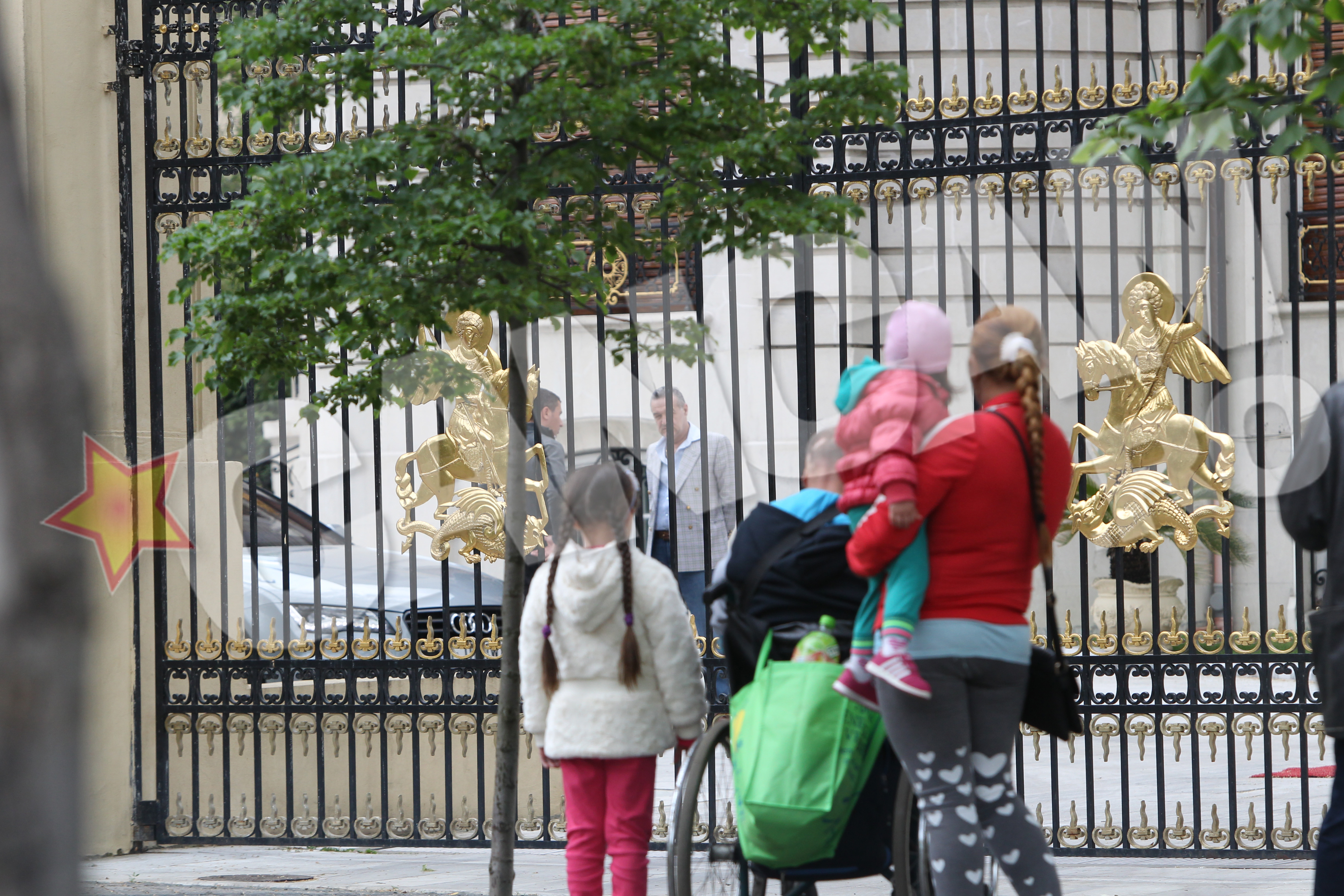 Gigi Becali a ignorat cu desavarsire cersetorii adunati in fata palatului din Piata Victoriei