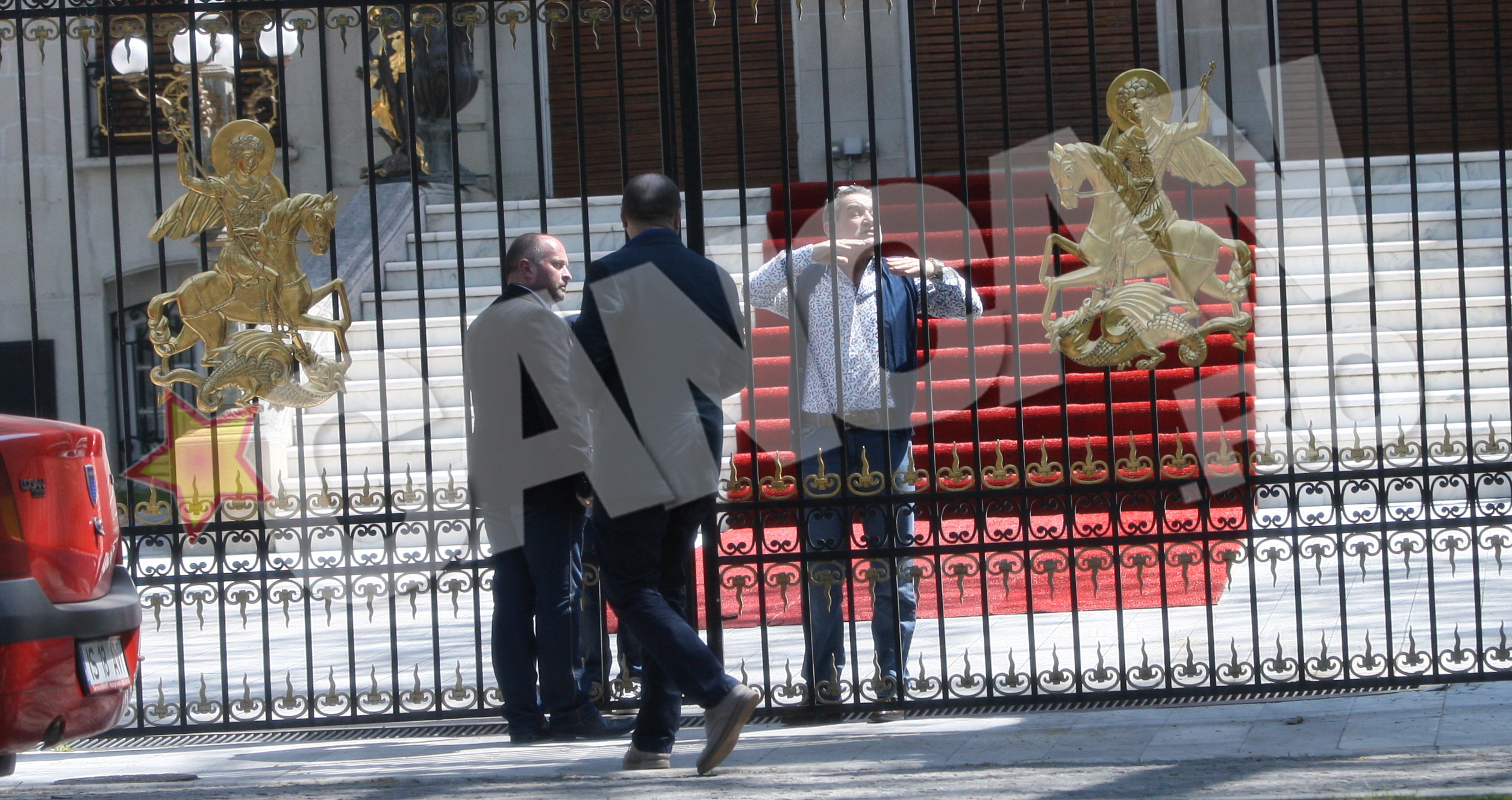 Latifundiarul din Pipera a gesticulat si le-a explicat clar oamenilor ca nu mai da bani de pomana