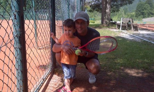 Lucian spera ca fiul sau sa practice tenisul de performanta