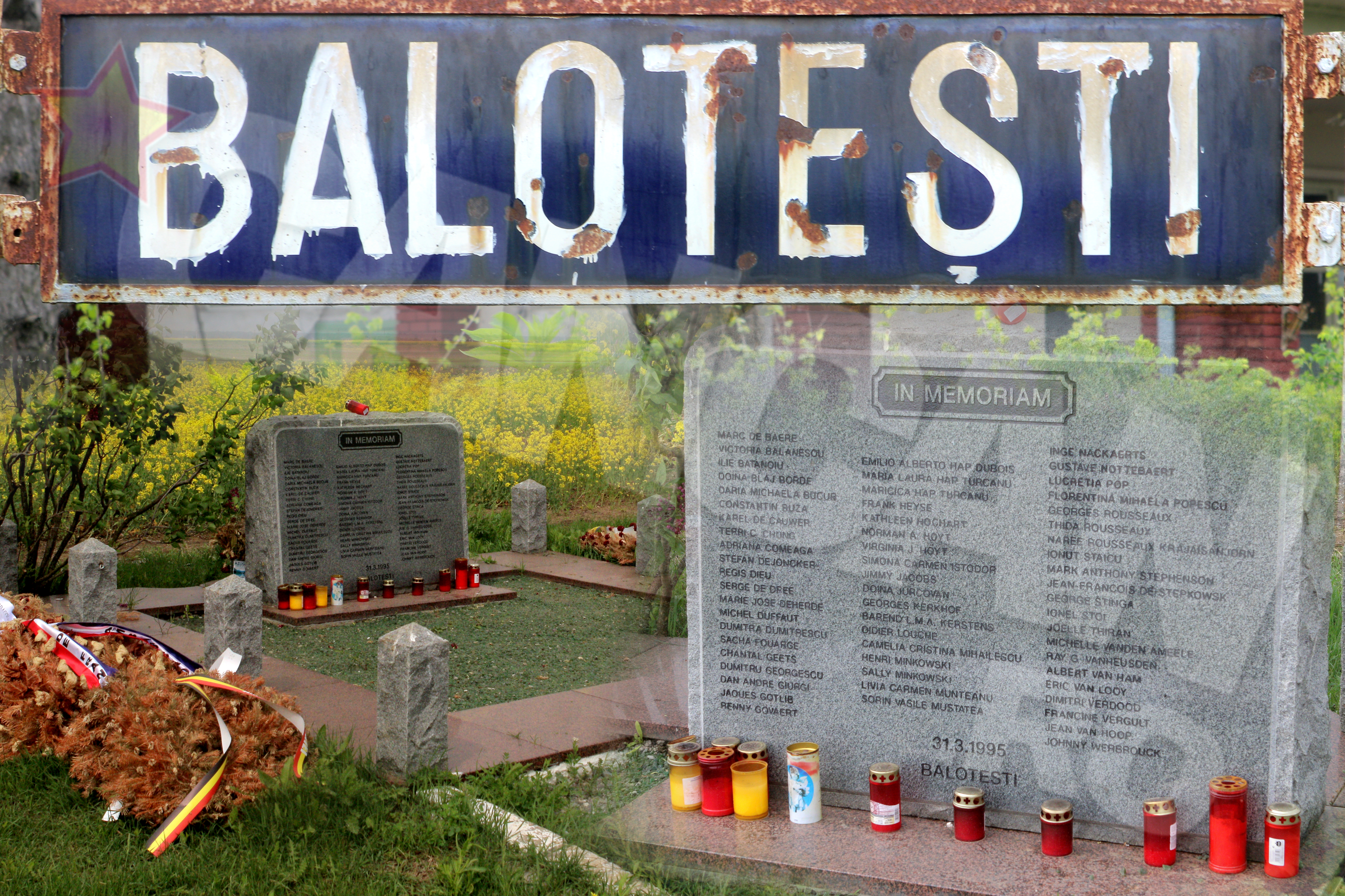 Un monument de piatra, pe care sunt gravate numele celor 60 de victime, aminteste de catastrofa aeriana din '95