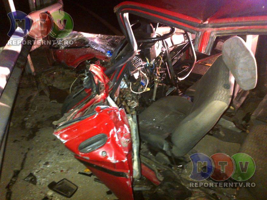 Masina in care se aflau cei patru tineri a fost distrusa in totalitate