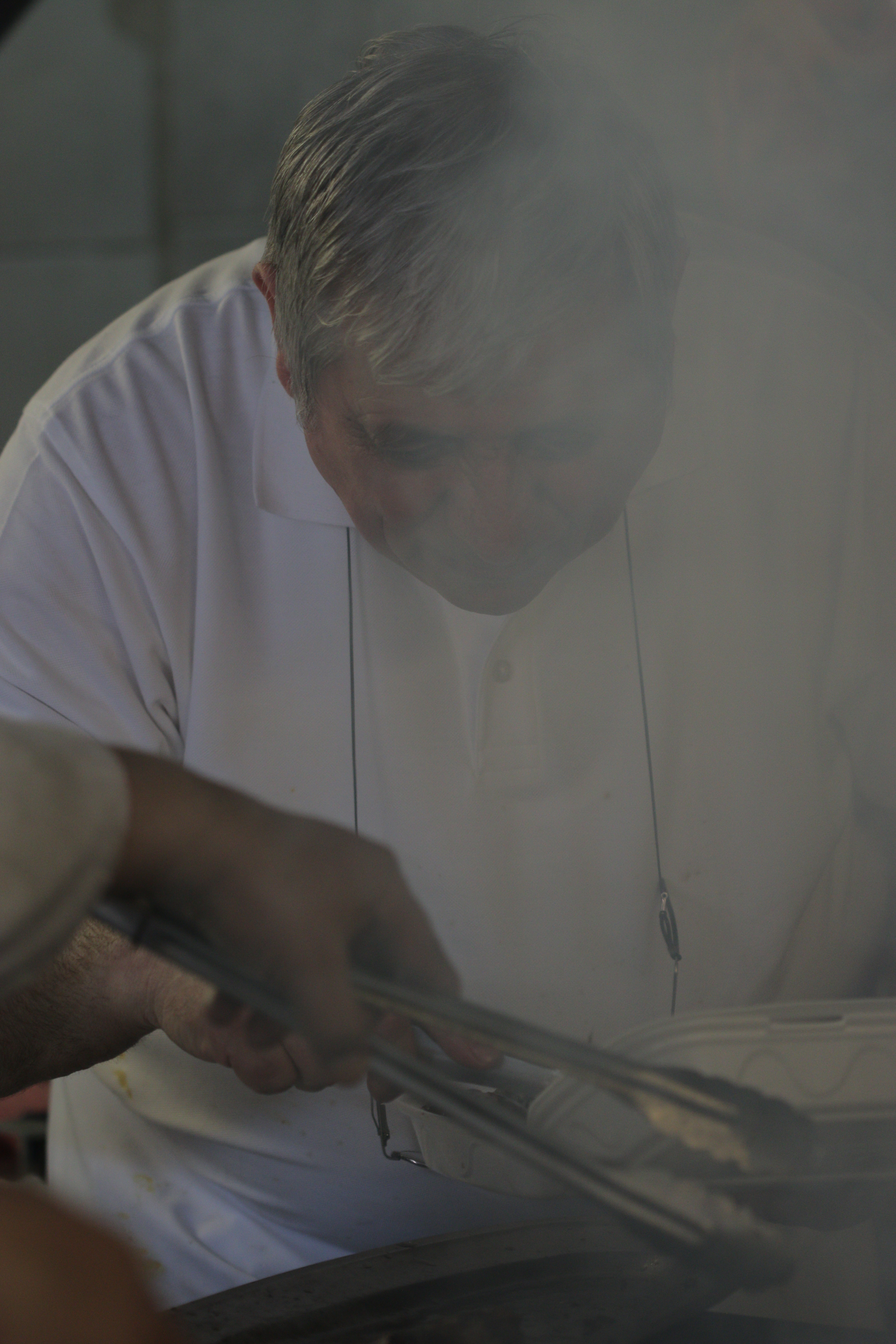 Cocosatu a invartit de zor micii pe gratar