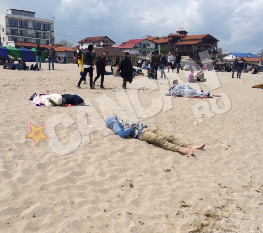 Dimineata i-a prins pe unii turisti dormind pe plaja
