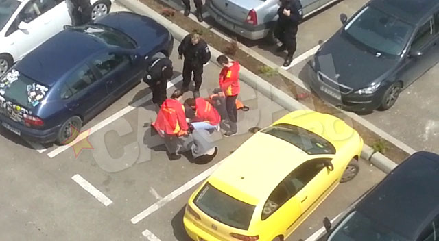 Tanarul a fost observat de politistii zacand pe asfalt